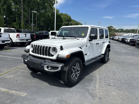 Used 2026 Jeep Wrangler Unlimited Sahara AWD/4WD image 5