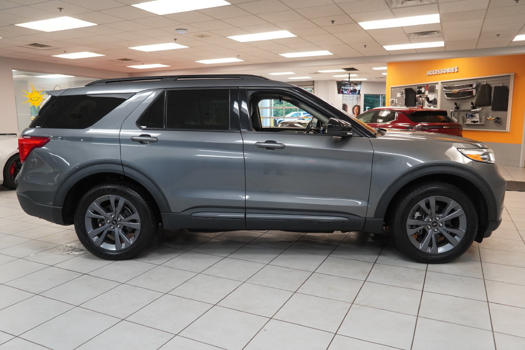 Used 2022 Ford Explorer XLT w/ Equipment Group 202A AWD/4WD image 13