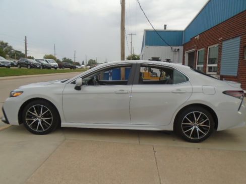 Used 2023 Toyota Camry SE image 2