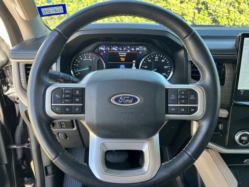 Used 2024 Ford Expedition Limited image 17