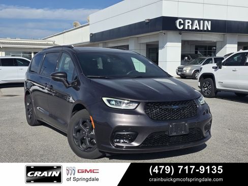 Used 2021 Chrysler Pacifica Limited w/ Uconnect Theater Family Group image 1