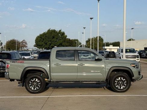 Used 2022 Toyota Tacoma TRD Off-Road AWD/4WD image 3