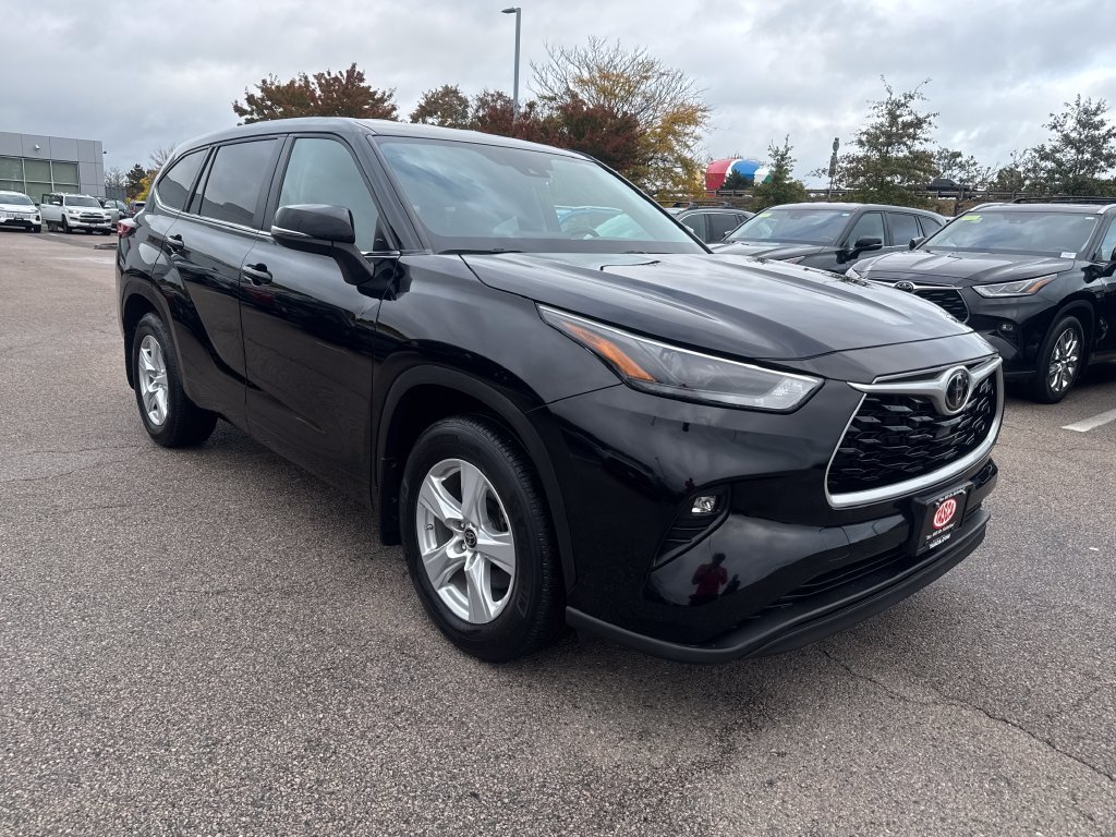 Used 2023 Toyota Highlander LE FWD image 11
