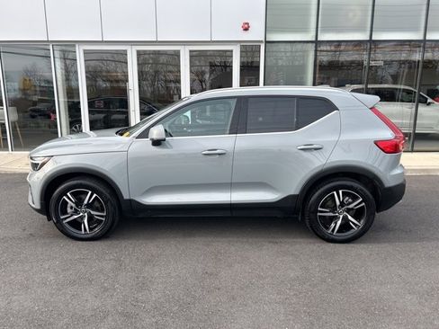 Certified 2025 Volvo XC40 B5 Core image 2