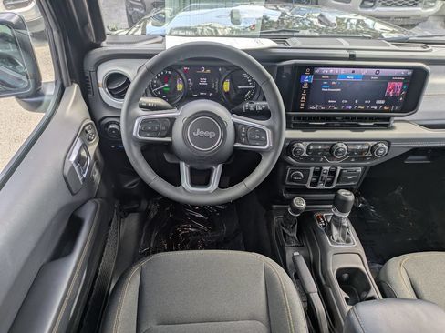 Used 2025 Jeep Wrangler Unlimited Sahara AWD/4WD image 17