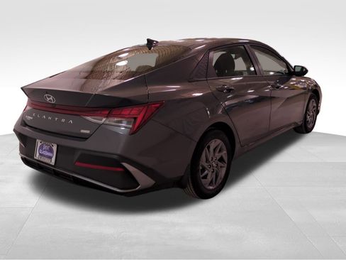 Used 2025 Hyundai Elantra Blue image 5