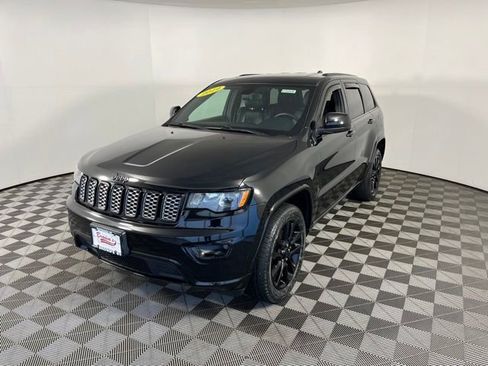 Used 2019 Jeep Grand Cherokee Altitude AWD/4WD image 3