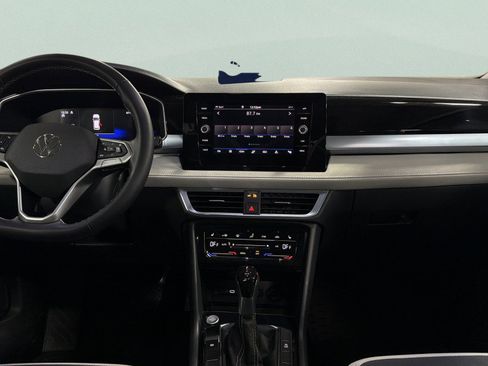 Certified 2025 Volkswagen Taos SE image 34