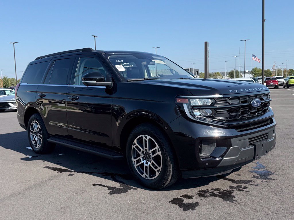 Used 2025 Ford Expedition Active AWD/4WD image 3