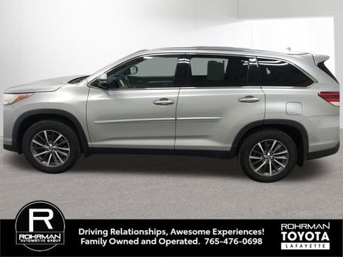 Used 2019 Toyota Highlander XLE AWD/4WD image 3