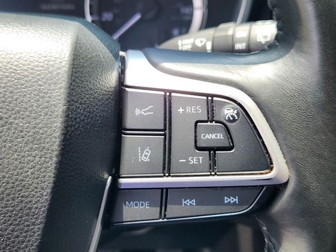 Used 2023 Toyota Highlander XLE AWD/4WD image 26