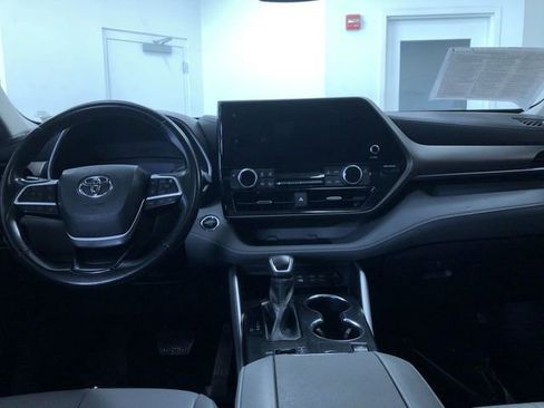 Certified 2023 Toyota Highlander XLE image 19