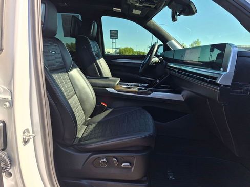 Certified 2025 Cadillac Escalade Premium Luxury Platinum AWD/4WD image 21