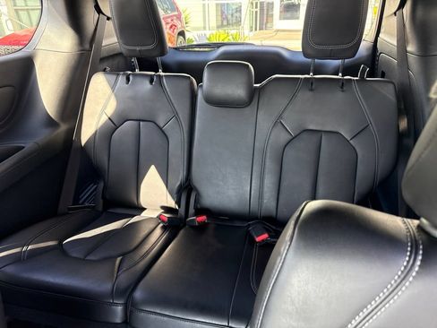 Used 2025 Chrysler Voyager LX FWD image 16
