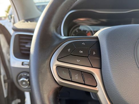 Certified 2020 Jeep Cherokee Latitude Plus w/ Cold Weather Group image 20