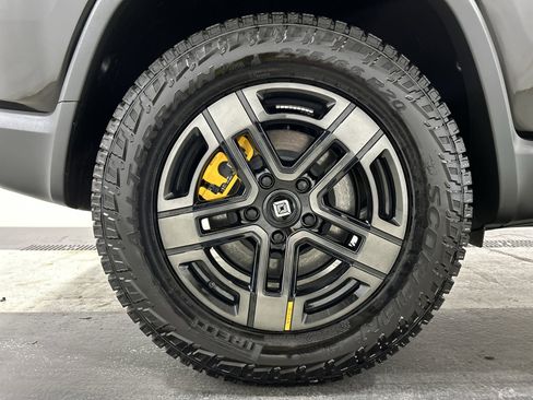 Used 2025 Rivian R1S Premium image 12