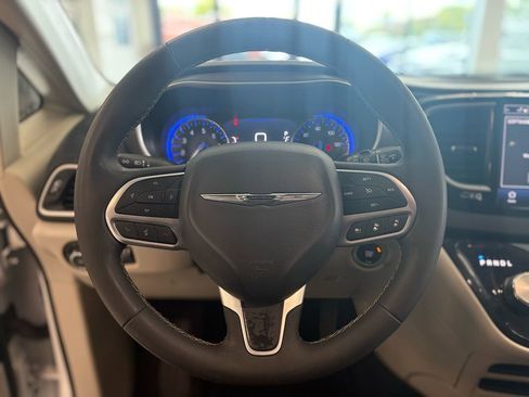 Used 2024 Chrysler Pacifica Touring-L FWD image 19