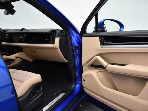 Used 2025 Porsche Cayenne S image 46