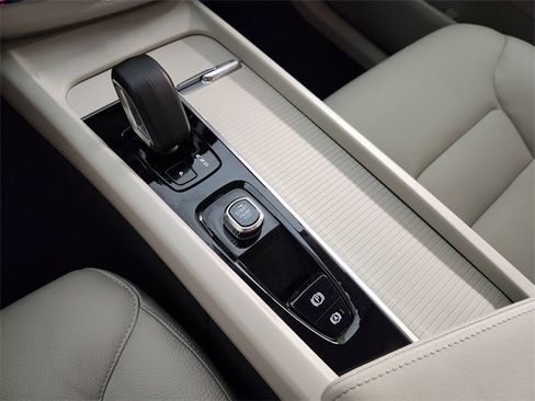 Used 2025 Volvo XC60 B5 Core image 18