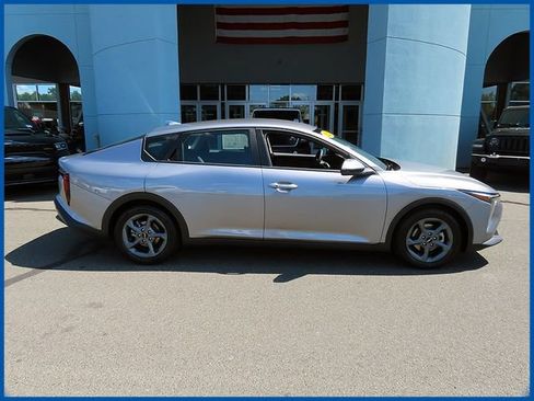 Used 2025 Kia K4 FWD image 2