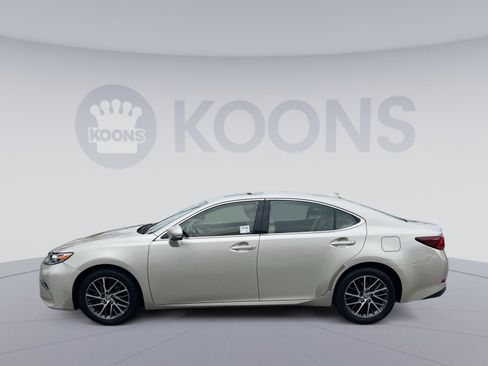 Used 2017 Lexus ES 350 w/ Luxury Package FWD image 2
