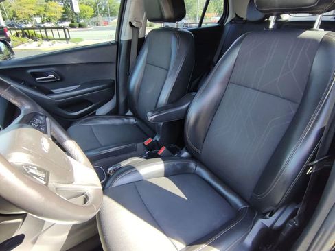 Used 2022 Chevrolet Trax LT w/ Midnight Edition image 12