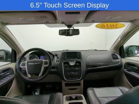 Used 2016 Chrysler Town & Country Touring-L FWD image 20
