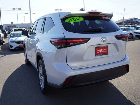 Used 2024 Toyota Highlander LE image 8