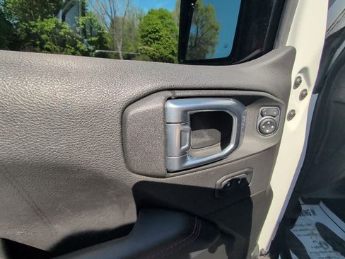 Used 2022 Jeep Wrangler Unlimited Rubicon w/ LED Lighting Group AWD/4WD image 11
