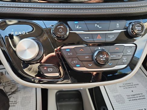 Used 2024 Chrysler Pacifica Select image 27