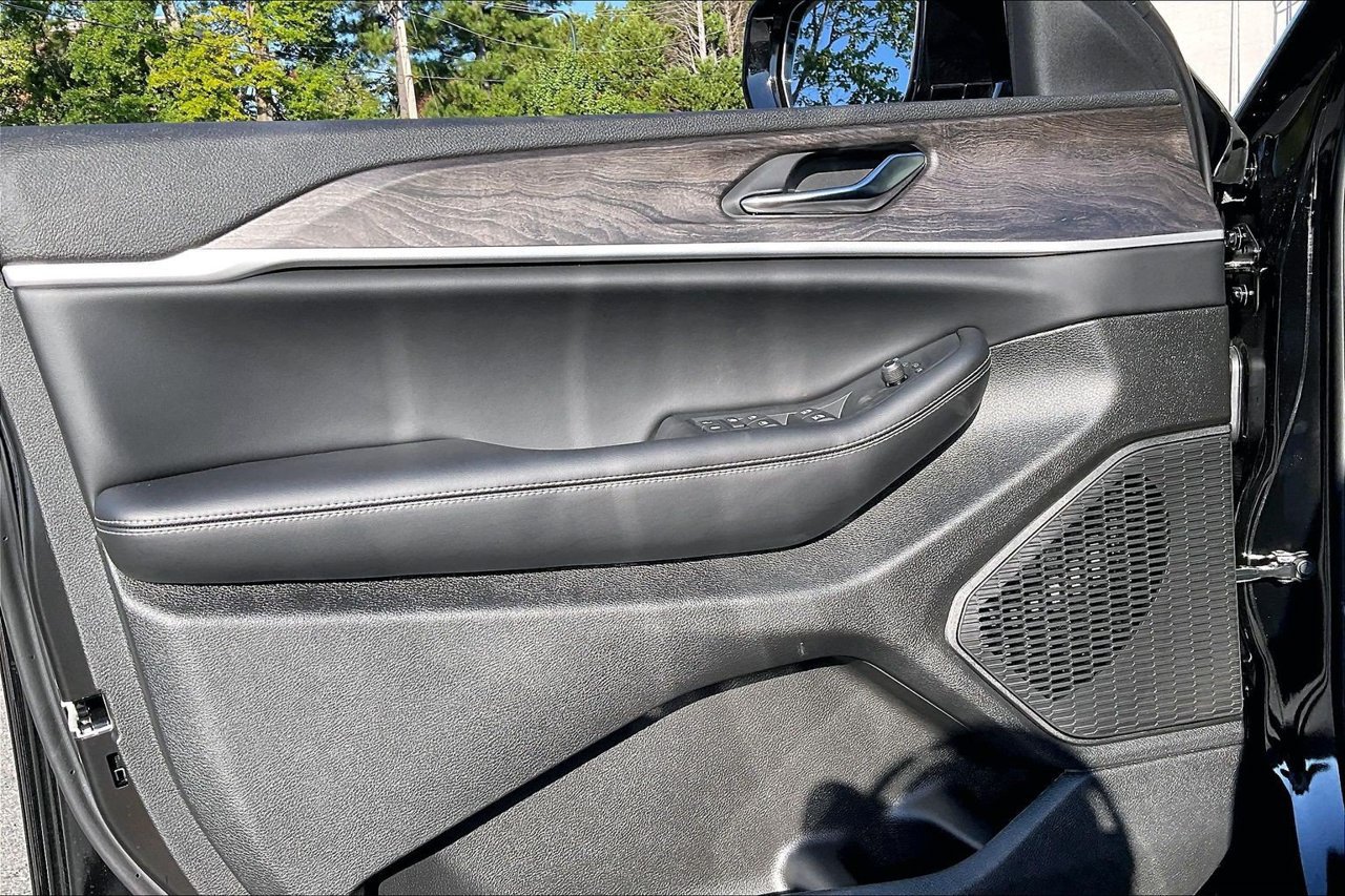 New 2027 Jeep Grand Cherokee Altitude RWD image 23