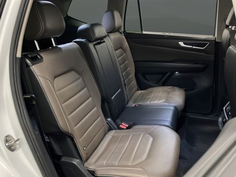 Used 2024 Volkswagen Atlas SEL AWD/4WD image 25