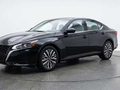 Used 2025 Nissan Altima 2.5 SV FWD image 3