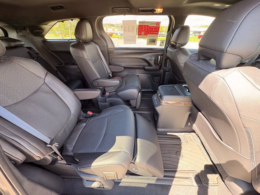 Used 2026 Toyota Sienna Platinum AWD/4WD image 29