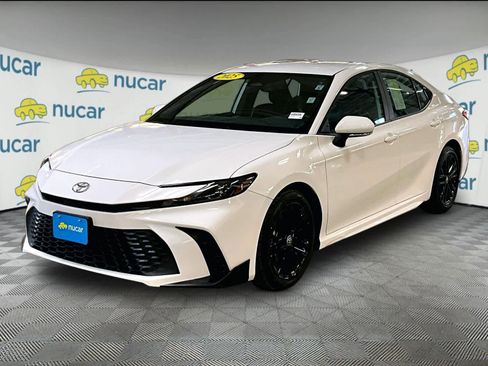 Used 2025 Toyota Camry SE image 3