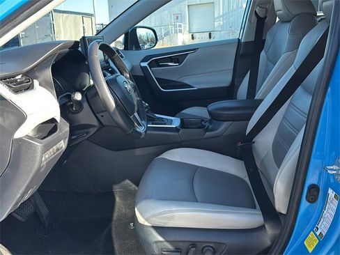 Used 2021 Toyota RAV4 XLE Premium image 18
