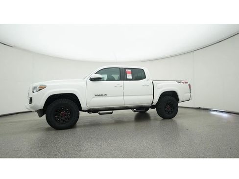 Used 2022 Toyota Tacoma TRD Sport w/ Technology Package AWD/4WD image 22