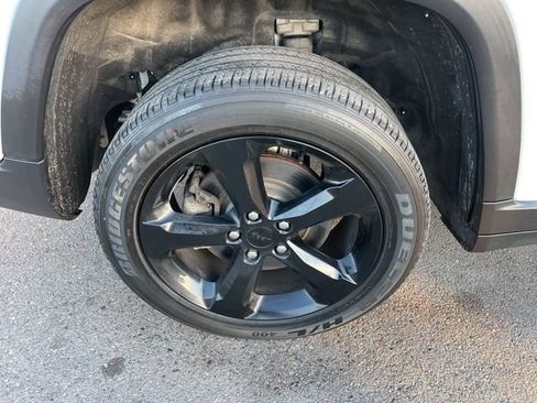 Used 2024 Jeep Grand Cherokee L Laredo image 17