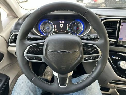 Used 2024 Chrysler Pacifica Touring-L image 27