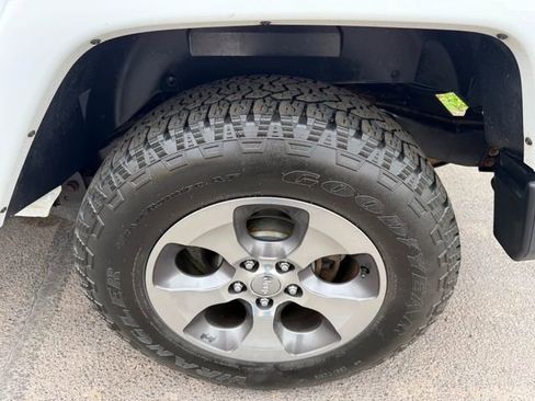 Used 2017 Jeep Wrangler Unlimited Sahara w/ Connectivity Group AWD/4WD image 13