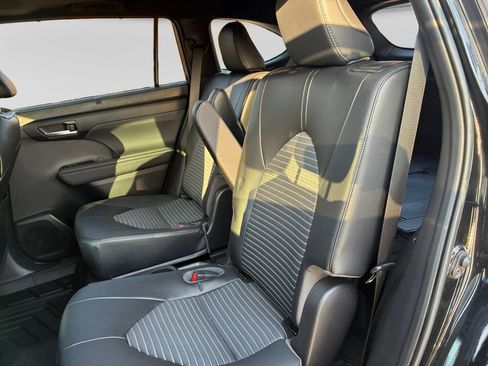 Used 2023 Toyota Highlander XSE FWD image 18