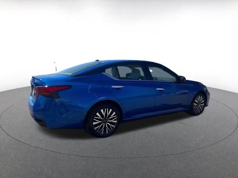 Used 2025 Nissan Altima 2.5 SV FWD image 14