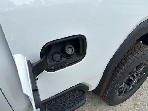 New 2026 GMC Sierra 2500 AT4 w/ Technology Package AWD/4WD image 10