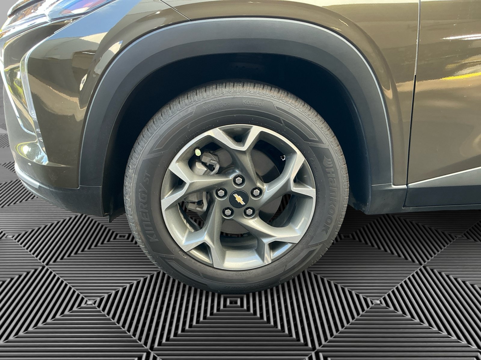Used 2024 Chevrolet Trax LT w/ Sunroof Package FWD image 14