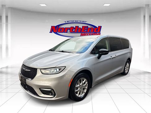 Used 2024 Chrysler Pacifica Touring-L image 3