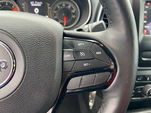 Used 2019 Jeep Cherokee Latitude w/ Cold Weather Group AWD/4WD image 40