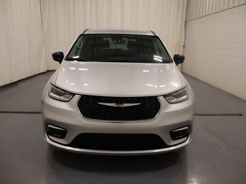 Used 2024 Chrysler Pacifica Touring-L FWD image 3