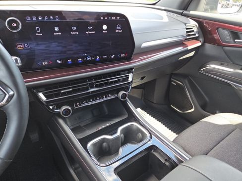 Used 2024 Chevrolet Traverse Z71 w/ Enhanced Driving Package AWD/4WD image 35