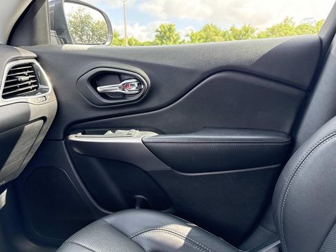 Used 2019 Jeep Cherokee Limited FWD image 22