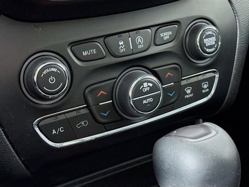 Used 2021 Jeep Cherokee Limited image 16